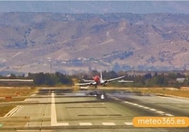 El avión, justo en el momento en el que se ve desestabilizado por el viento.