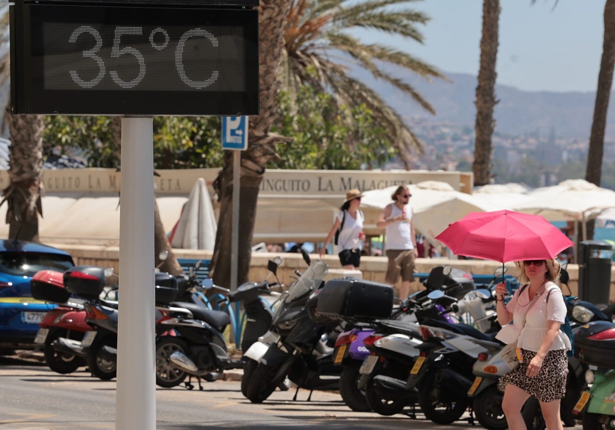 Un termómetro de La Malagueta marca 35 grados.