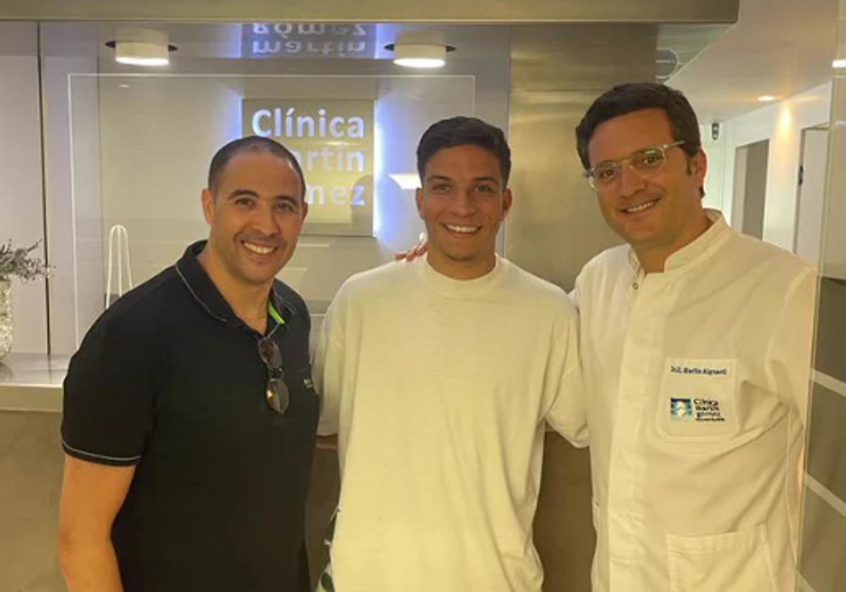 Haitam, junto a los médicos tras recibir el alta de su lesión.