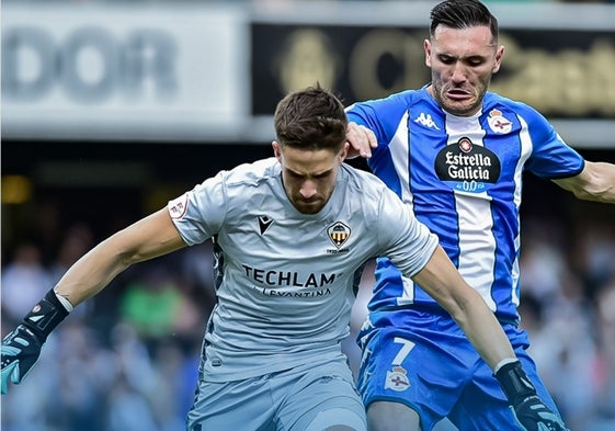 Lucas Pérez, en un duelo entre el Castellón y el Deportivo en la fase de ascenso a Segunda.