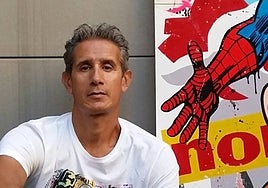 Javier Melús junto a una de sus obras.