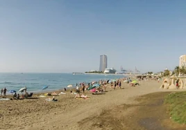 Proyección de la Torre del Puerto vista desde la playa de La Malagueta.