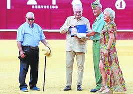Antonio López 'El Quemao' recibió un reconocimiento de la mano del alcalde y la concejala Teresa Porras.