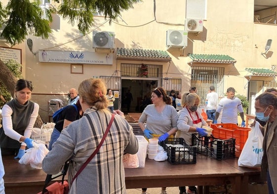 Cientos de voluntarios han colaborado con este comedor social para el reparto y clasificación de comida.