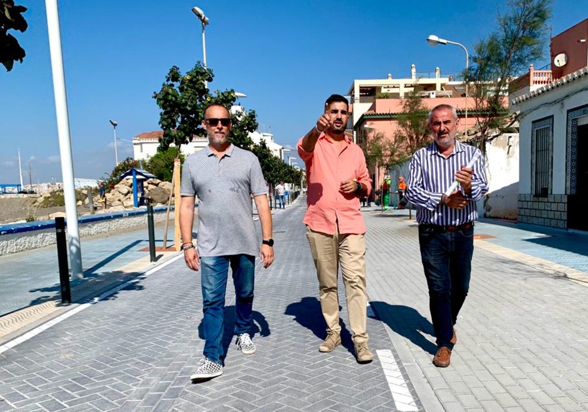 David Vilches, David Segura y Jesús María Claros, este viernes en la nueva calle de Caleta de Vélez.