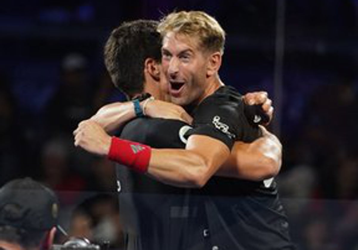 Álex Ruiz celebra junto a Juan Tello el pase a semifinales.