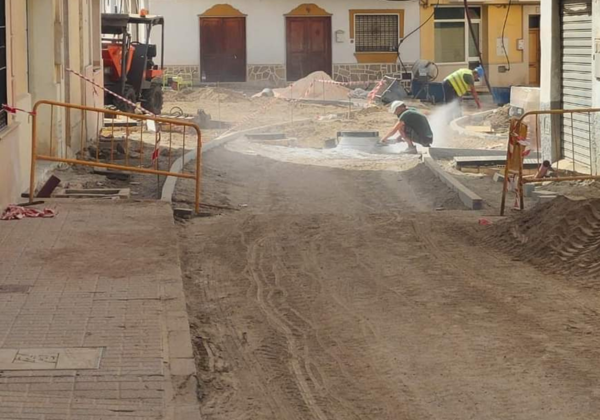 Una de las calles en obras en el centro histórico de Vélez-Málaga.