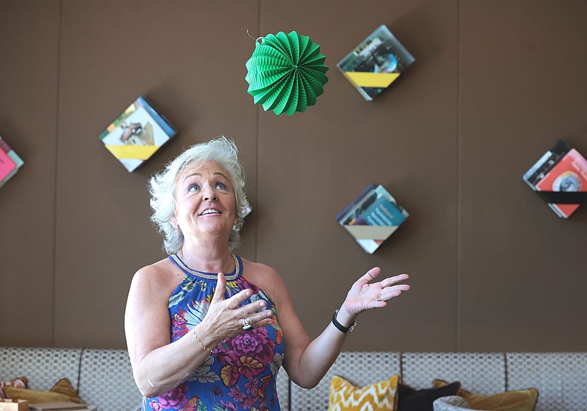 Teresa Porras lanza un farolillo al aire para la foto de esta entrevista, realizada en la cafetería del AC Málaga Palacio.