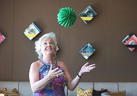 Teresa Porras lanza un farolillo al aire para la foto de esta entrevista, realizada en la cafetería del AC Málaga Palacio.