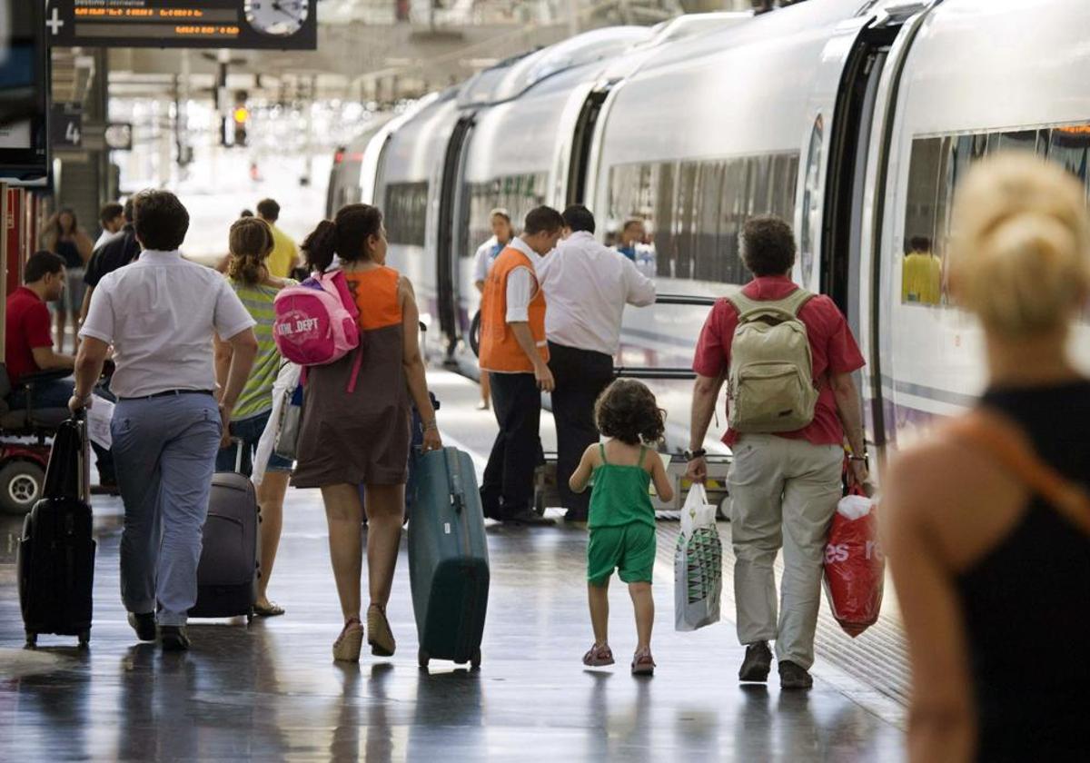 Viajes en tren: las pautas de Consumo para reclamar ante retrasos, cancelaciones o pérdida de equipaje