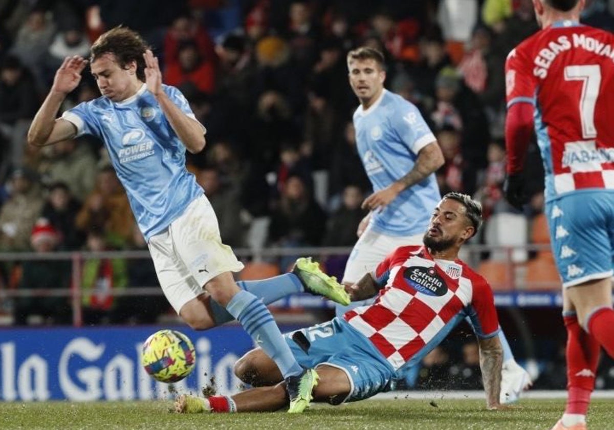 Zé Ricardo, en una entrada por detrás, en un partido con el Lugo ante el Ibiza.