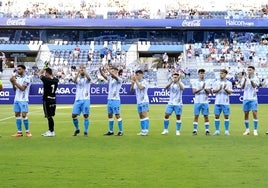 Jugadores del Málaga saludan al público en su salida al campo para el partido contra el Antequera en La Rosaleda el pasado sábado.