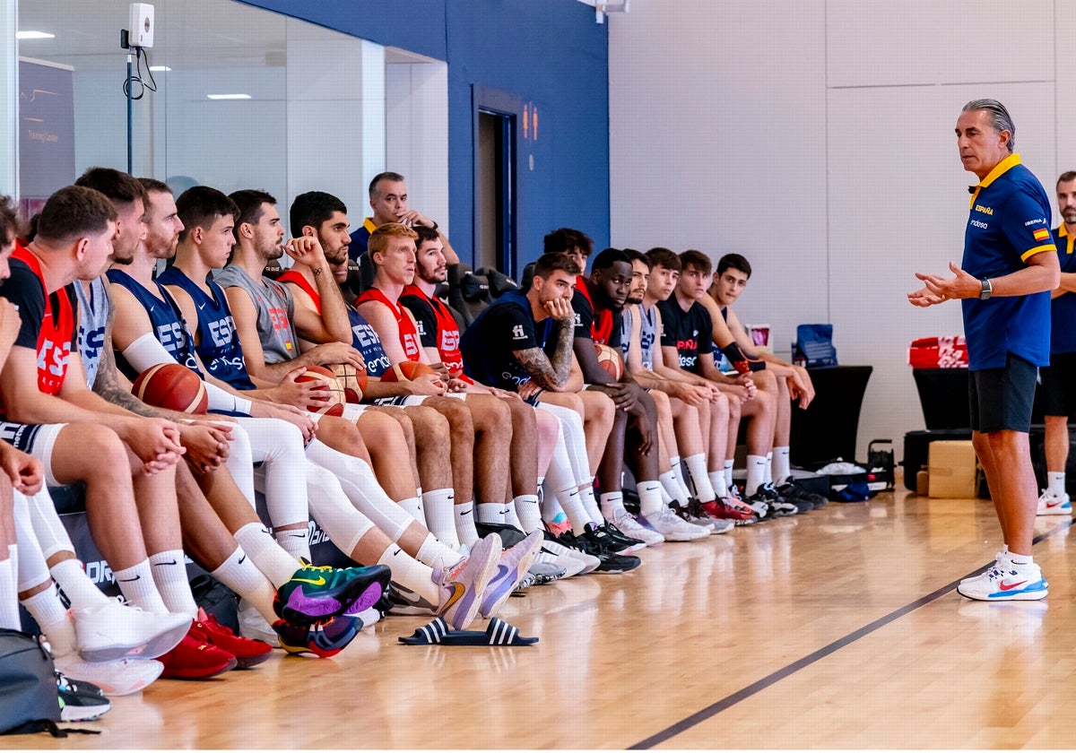 Scariolo durante la charla previa al entrenamiento de esta tarde en Fuengirola.