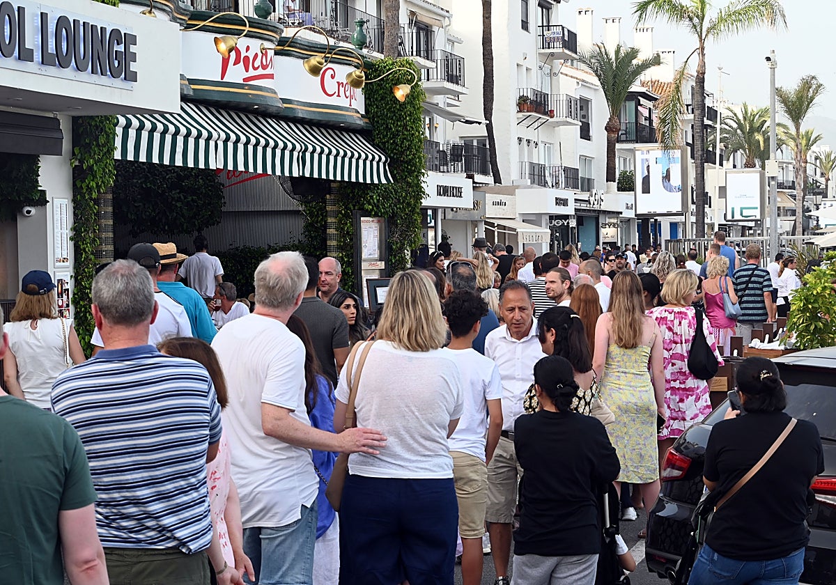 Turistas en Puerto Banús.