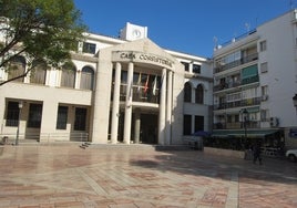 Fachada principal del Ayuntamiento rinconero en la plaza Al-Ándalus.