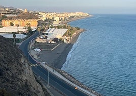Imagen del núcleo costero torroxeño de El Morche vista desde la zona veleña de Lagos.