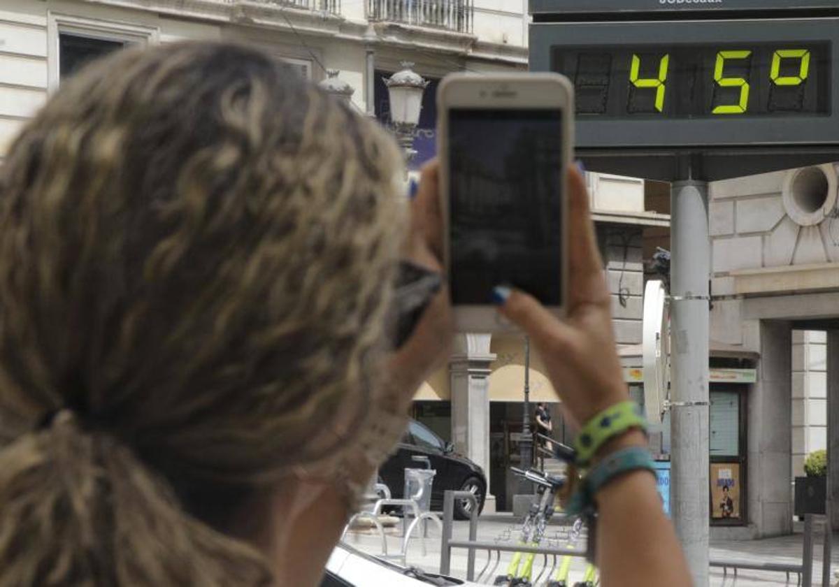 Imagen de un termómetro en Granada, esta semana