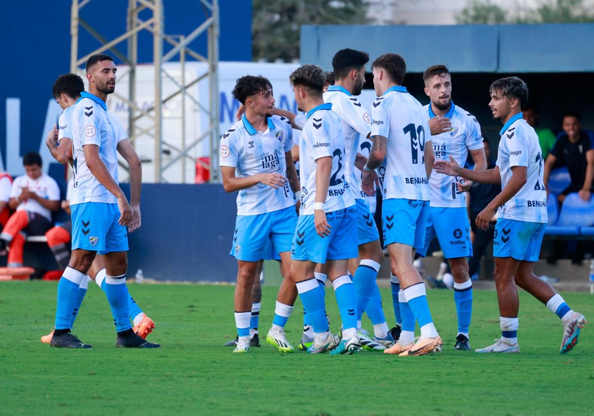 Jugadores del Málaga celebran y felicitan a Larrubia tras su gran gol.