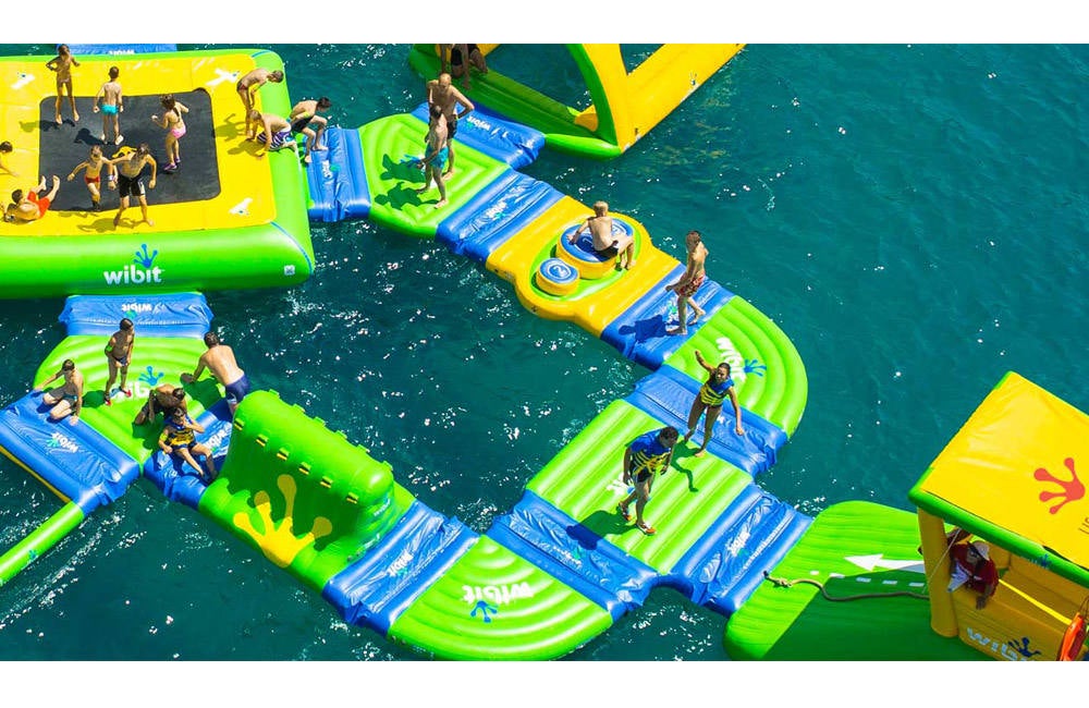 Imágenes de los parques acuáticos flotantes que gestiona la empresa Costa Water Park en la provincia de Málaga: en Benalmádena, Fuengirola y Puerto Banús.