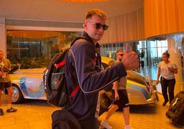 Doncic saluda a la entrada del Higuerón Hotel.