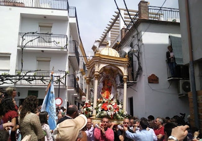 Imagen de una edición anterior de la procesión de la patrona de Canillas de Aceituno.