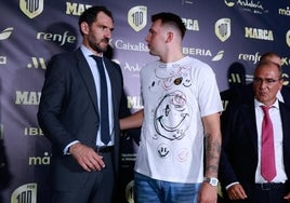 El presidente de la Federación, Jorge Garbajosa, saluda a Luka Doncic.