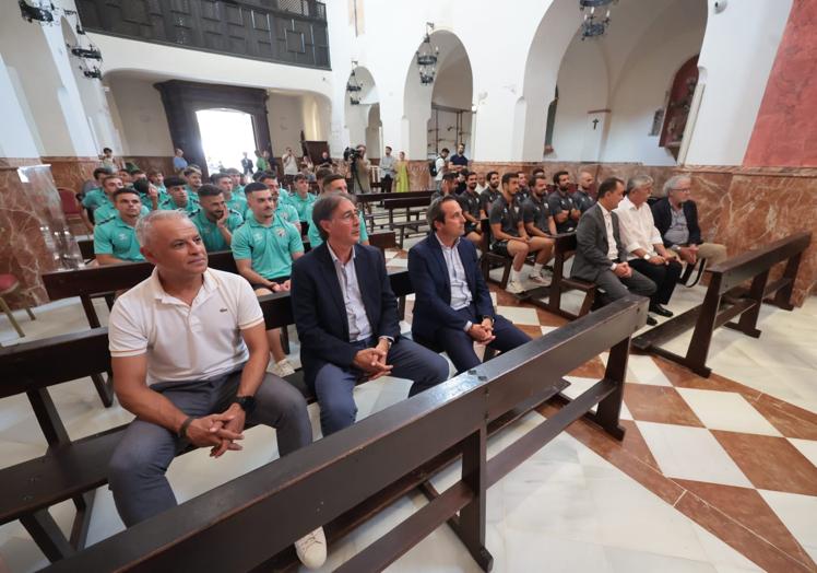 Imagen principal - Varios momentos de la ofrenda floral del Málaga a la Divina Pastora.