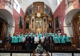 Foto de familia de la plantilla del Málaga junto con los directivos del club en la parroquia de la Divina Pastora y Santa Teresa de Jesús.