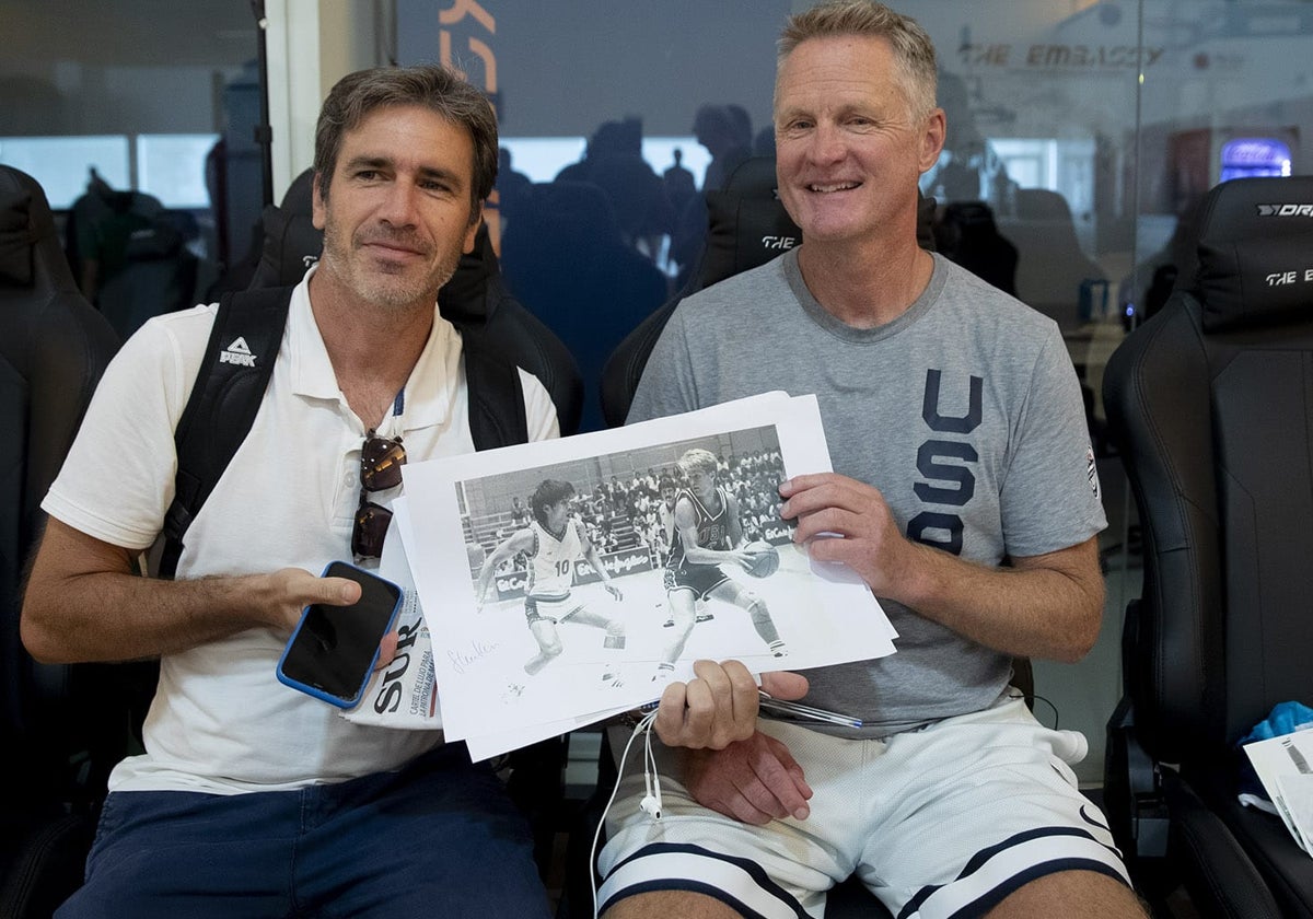 Juan Calderón, redactor de SUR, entrega a Steve Kerr unas fotografías del Mundobasket de 1986 que el técnico disputó como jugador en Málaga hace 37 años.