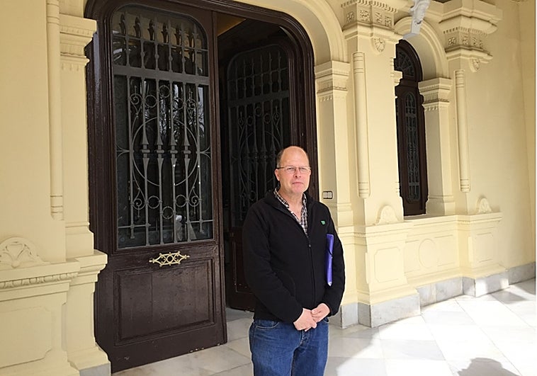 Wenceslao Alonso, en la puerta principal del Ayuntamiento de Málaga.