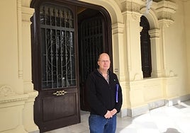 Wenceslao Alonso, en la puerta principal del Ayuntamiento de Málaga.
