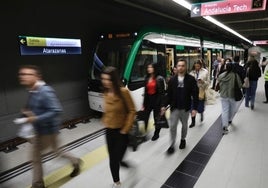 Viajeros en la estación Atarazanas, por donde se coló en el túnel.