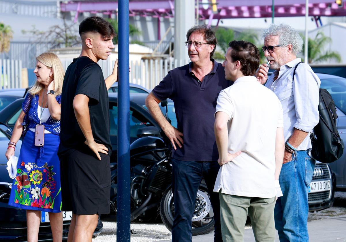 Izan Merino, a la izquierda, conversa con el director deportivo Loren Juarros, el secretario técnico Capote y el consejero Ruiz Guerra.