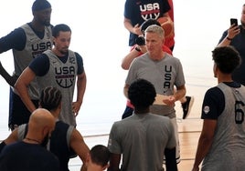 Steve Kerr da instrucciones a sus jugadores durante el entrenamiento de ayer en el Higuerón Training Center.