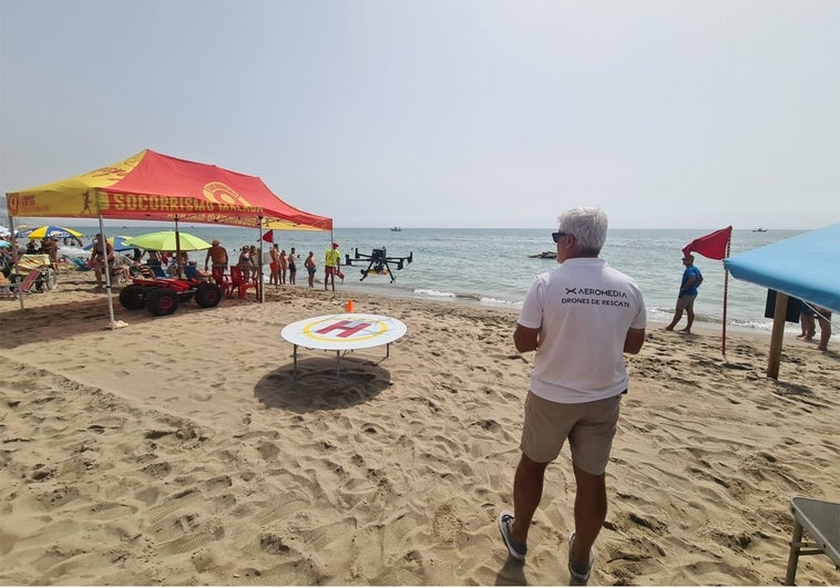 Moisés Jiménez, coordinador del servicio de drones, echa a volar uno de ellos en la playa de Fuengirola.