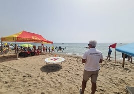 Moisés Jiménez, coordinador del servicio de drones, echa a volar uno de ellos en la playa de Fuengirola.