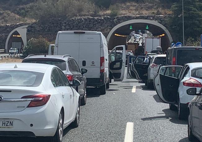Coches con las puertas abiertas en la caravana provocada por el accidente.