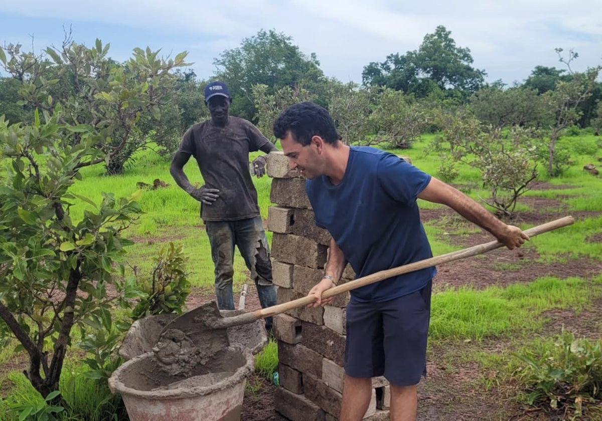 El presidente de Eo, Eo durante la construcción de la nueva casa de salud en Tenkoto.