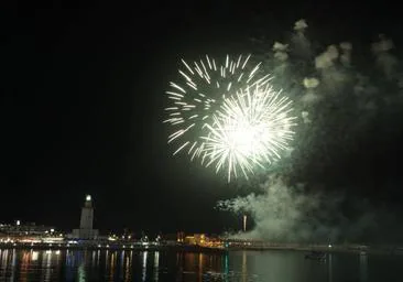 Noche de fuegos artificiales en el puerto de Málaga