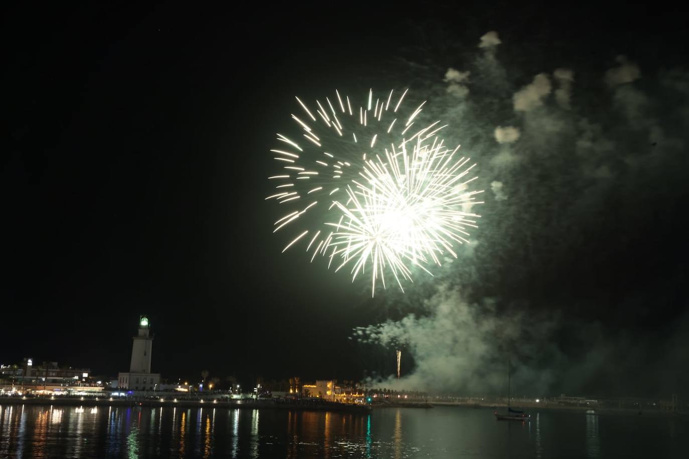 Un espectáculo de drones y los fuegos artificiales abren la Feria de Málaga 2023