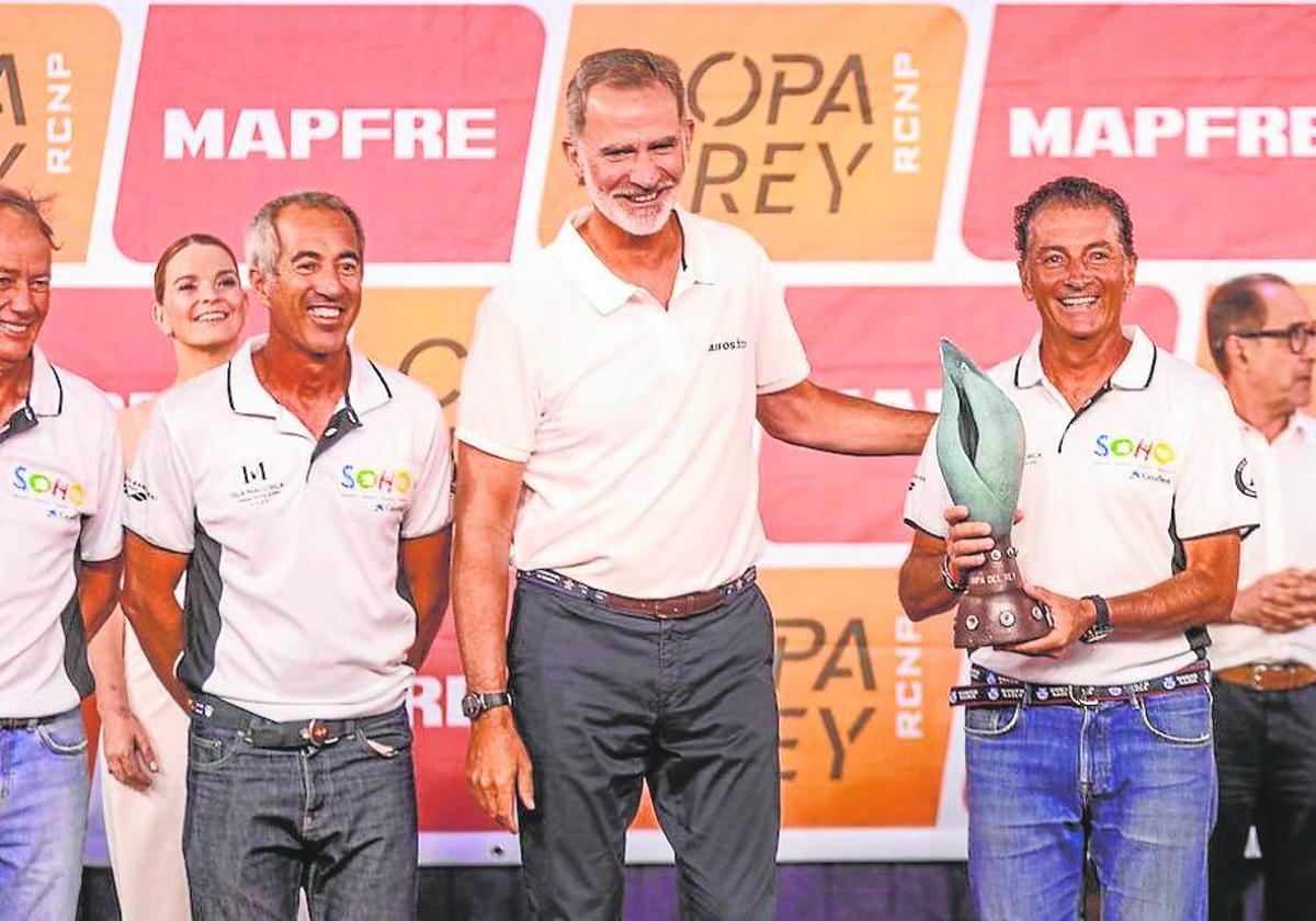 El rostro de felicidad de Javier Domínguez Banderas tras recibir de manos de Don Felipe la Copa del Rey de Vela era patente