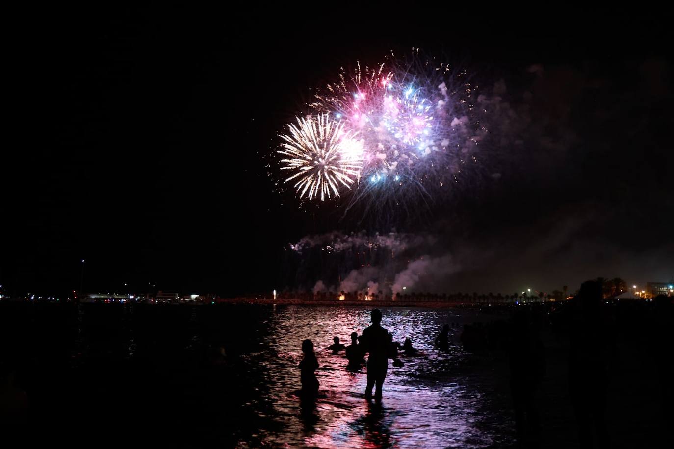 Un espectáculo de drones y los fuegos artificiales abren la Feria de Málaga 2023