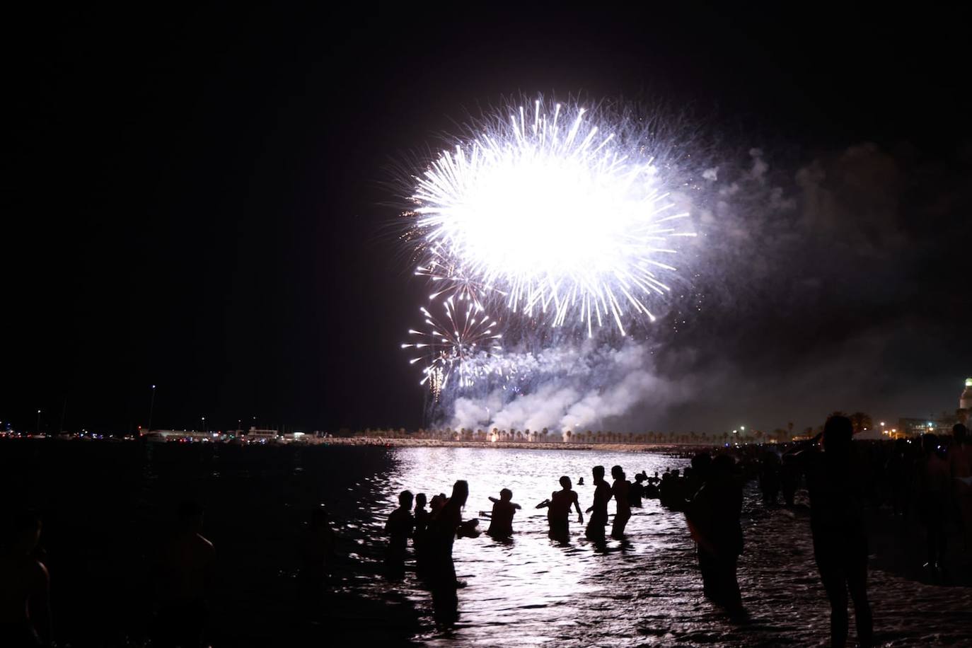 Un espectáculo de drones y los fuegos artificiales abren la Feria de Málaga 2023