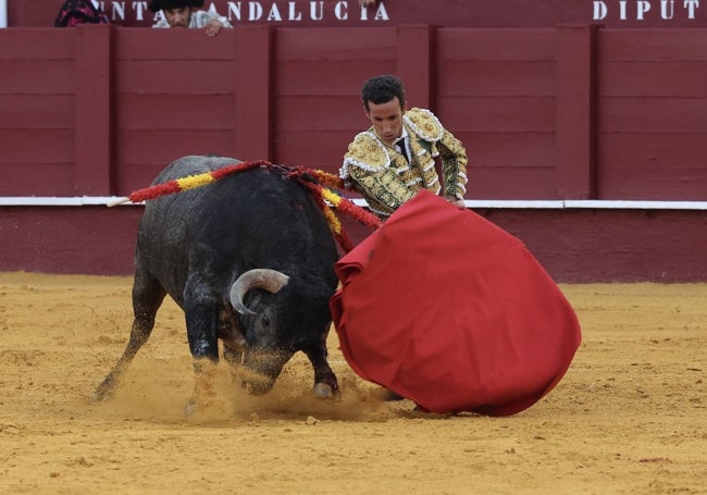 Inicio de faena de David de Miranda, al tercero del festejo.