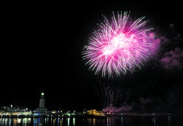 A pie de playa o directamente metidos en el agua, así siguieron un buen número de ciudadanos el espectáculo de fuegos artificiales.