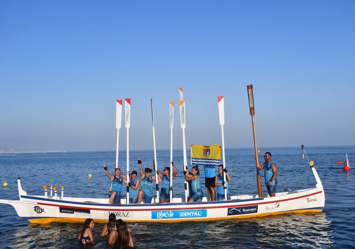 La tripulación femenina de Torre del Mar celebra su victoria.