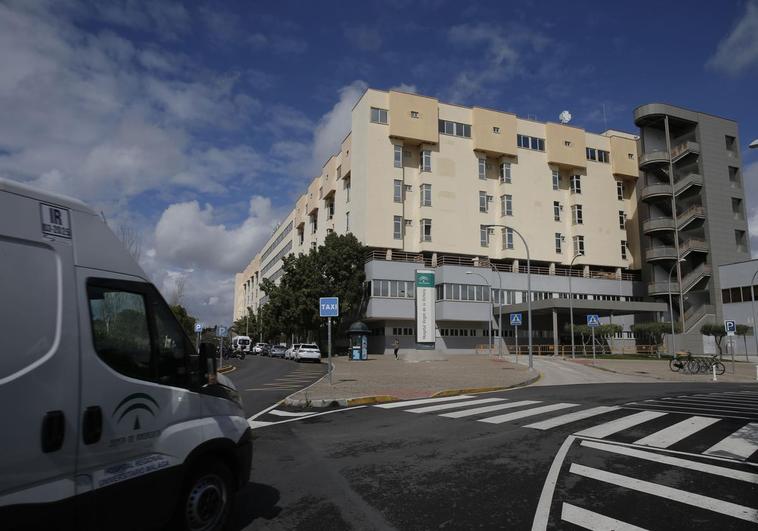 Un paciente ebrio en actitud agresiva provoca daños en una consulta de urgencias del Hospital Clínico