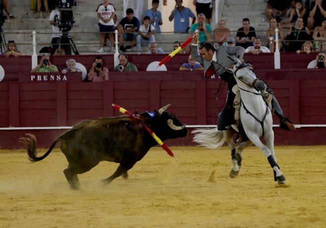 Ferrer Martín, banderilleando al último del festejo.