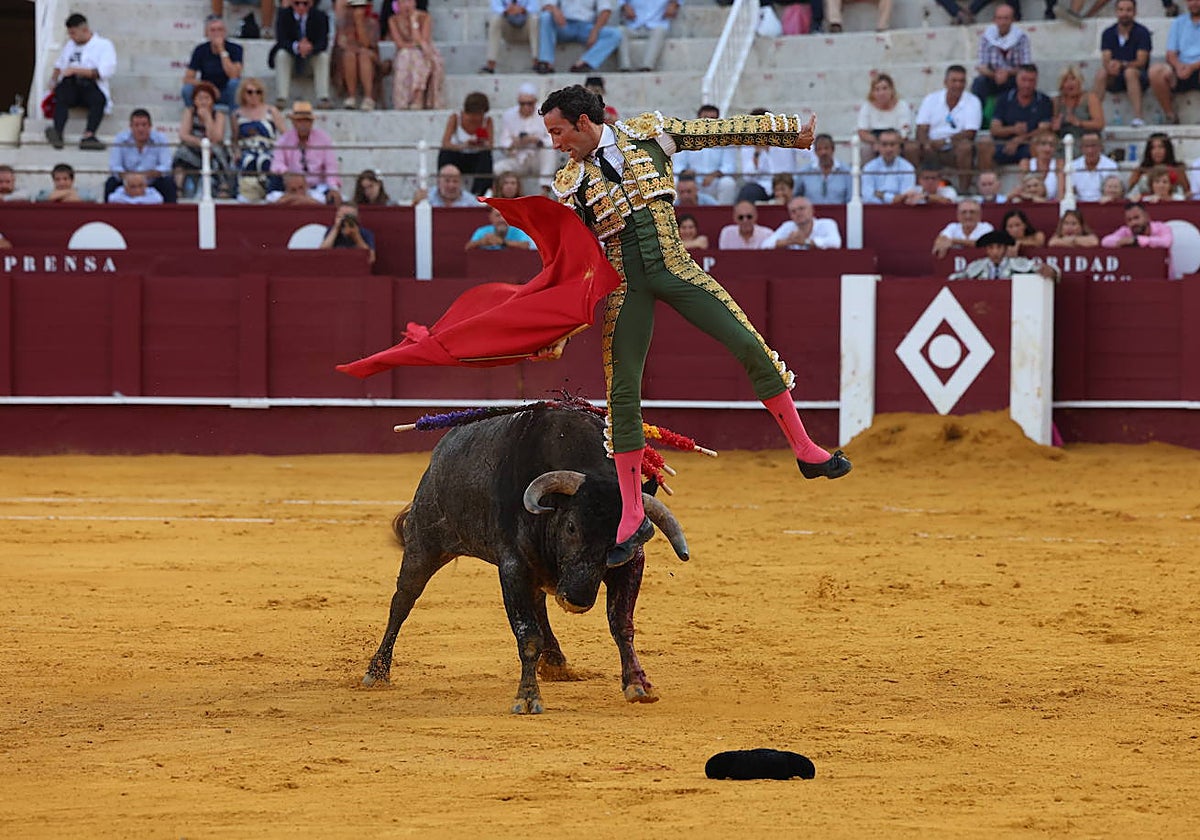 El toro lanzó a David de Miranda por los aires.