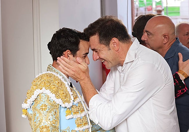 Óscar Plaza, director de la Escuela Taurina de Málaga, con Lavado, que se formó en la misma.